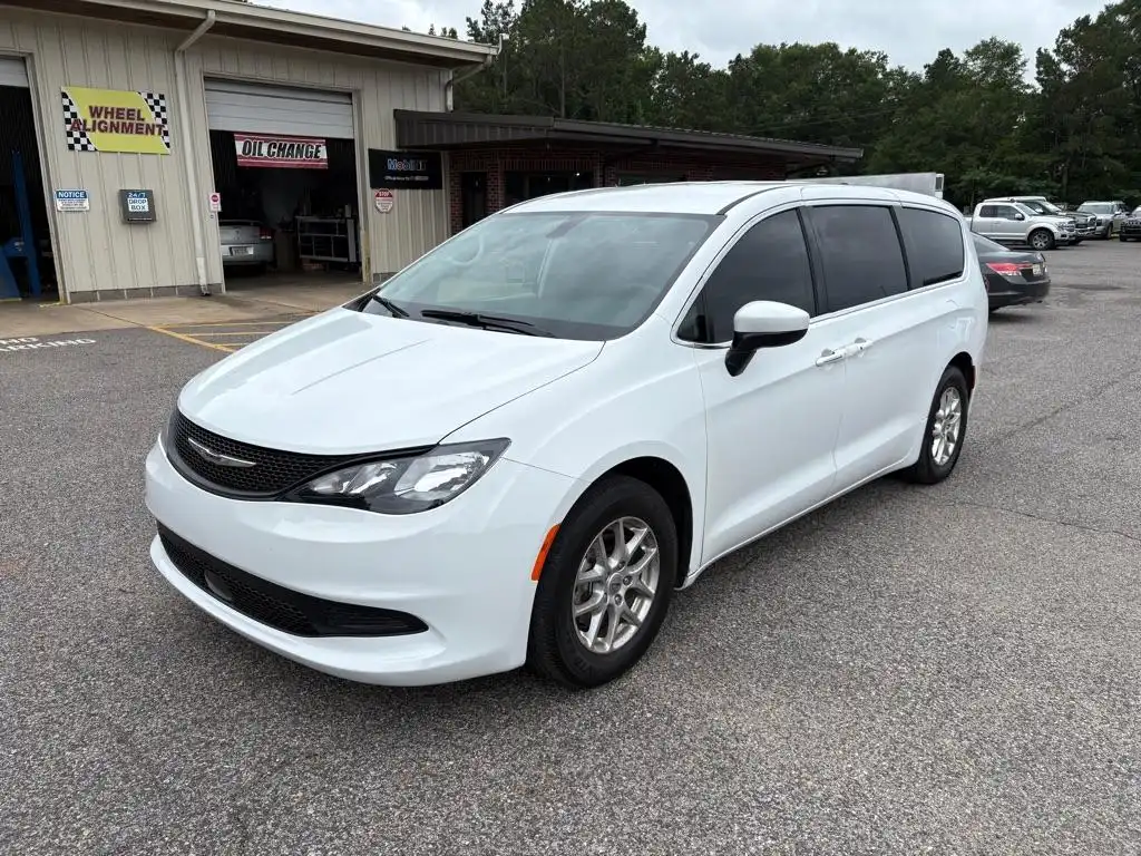 2022 Chrysler Voyager LX's photo