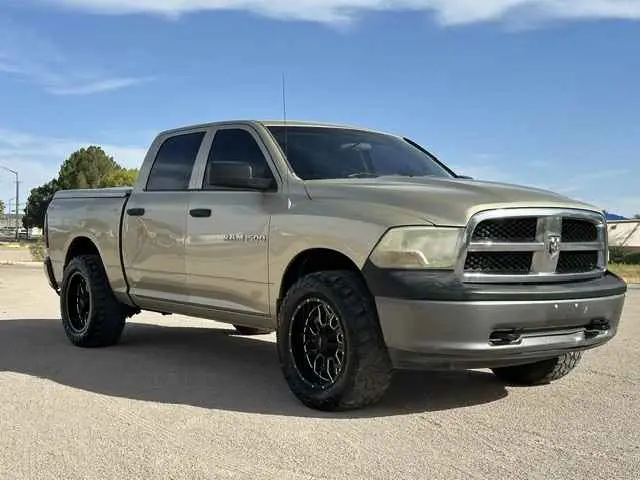 2011 RAM 1500 ST 4WD Crew Cab photo 3