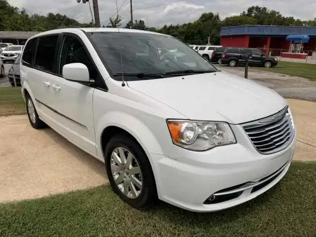 2016 Chrysler Town & Country Touring's photo