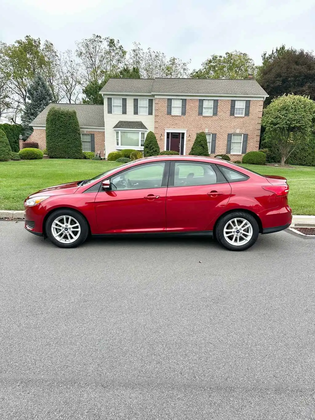 2017 Ford Focus SE Sedan's photo