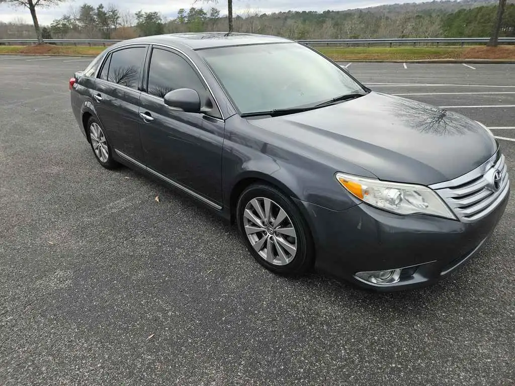 2011 Toyota Avalon Limited's photo