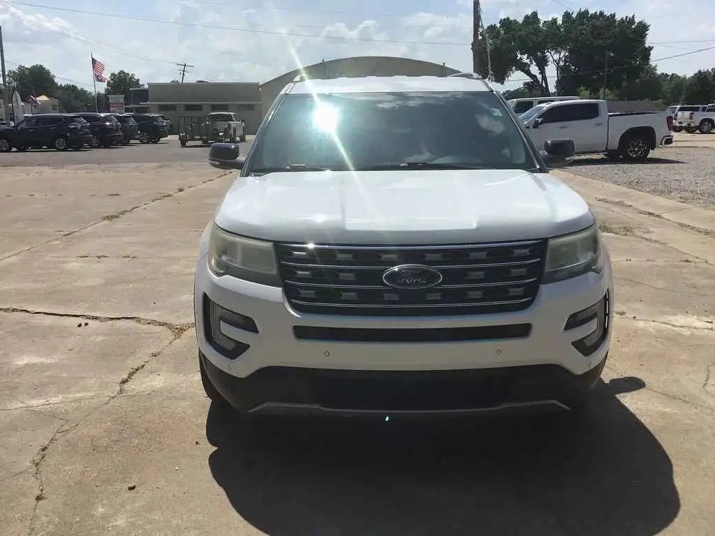 2017 Ford Explorer XLT FWD photo 1