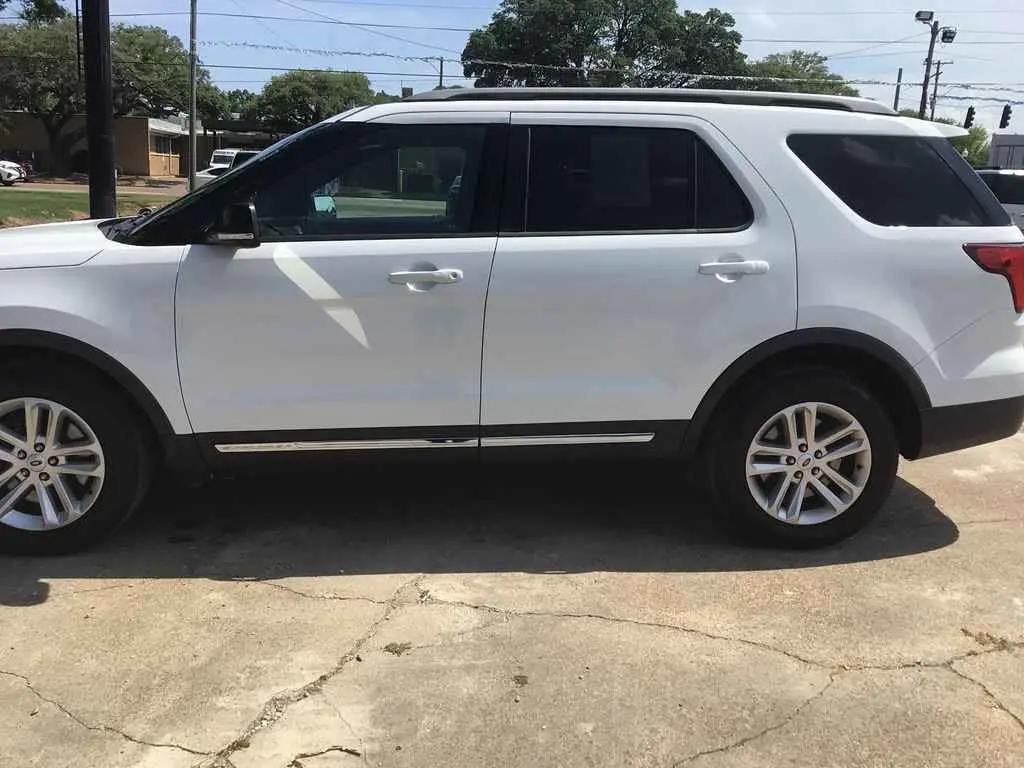 2017 Ford Explorer XLT FWD photo 3