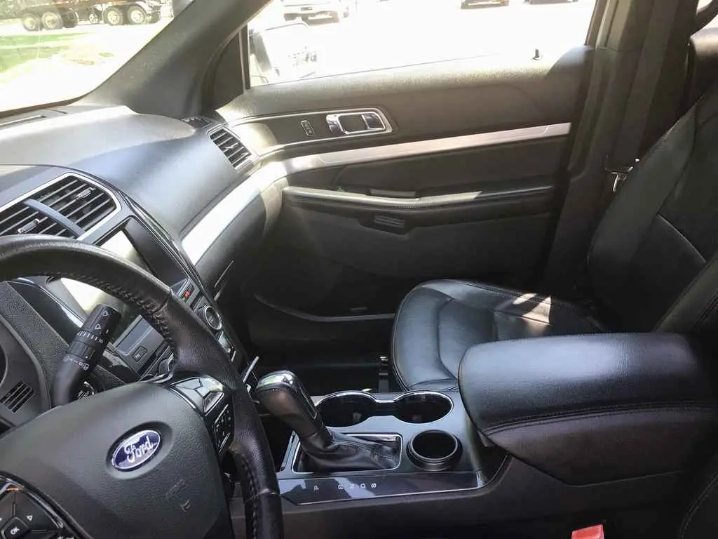 2017 Ford Explorer XLT FWD photo 4