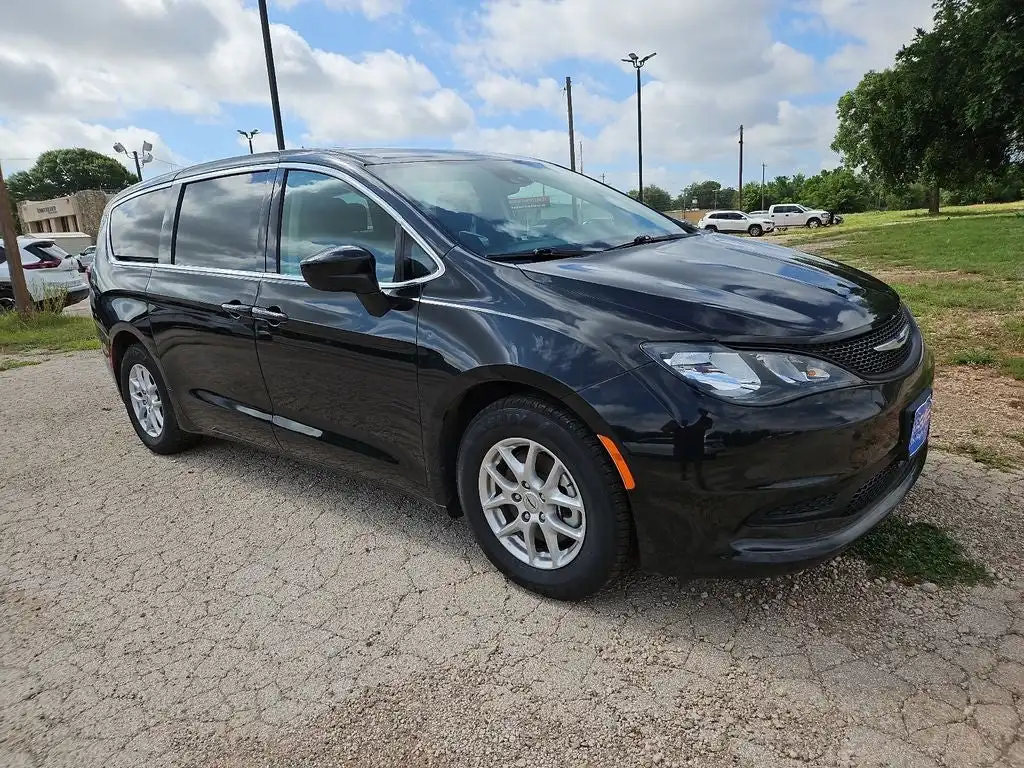 2023 Chrysler Voyager LX's photo