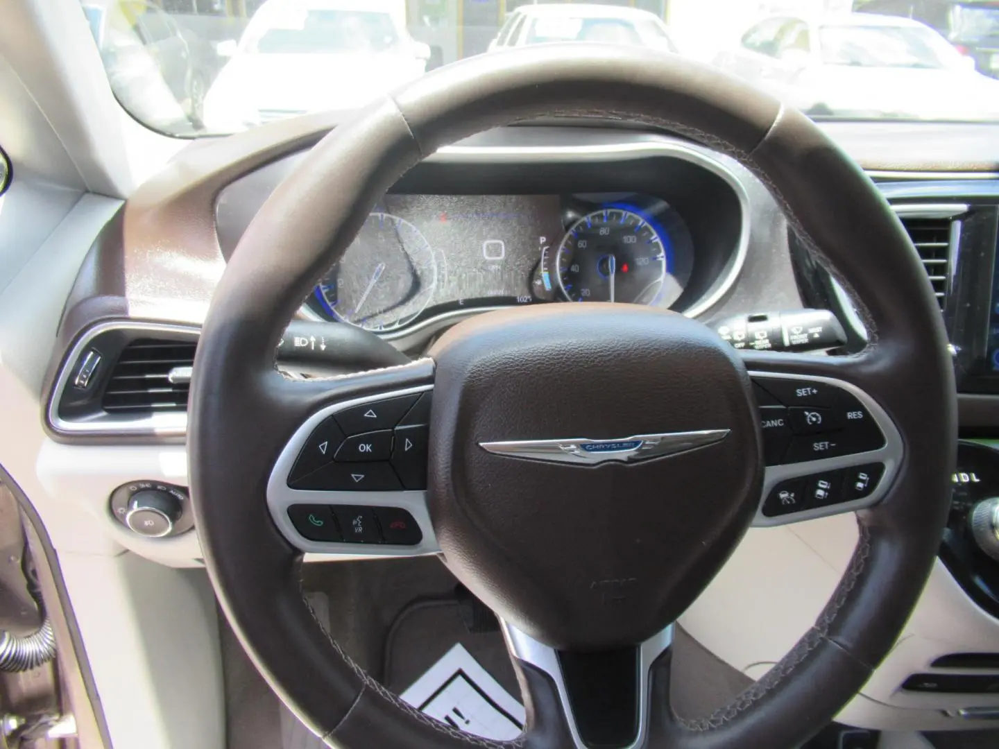 2017 Chrysler Pacifica Touring-L Plus photo 4
