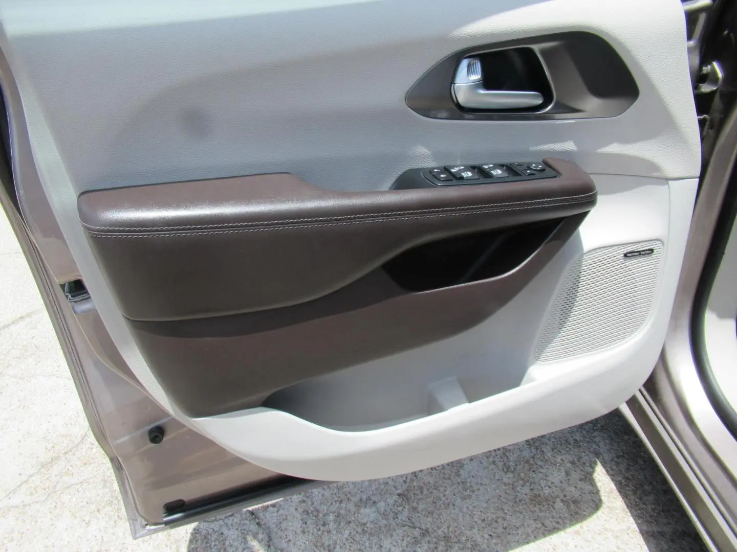 2017 Chrysler Pacifica Touring-L Plus photo 3
