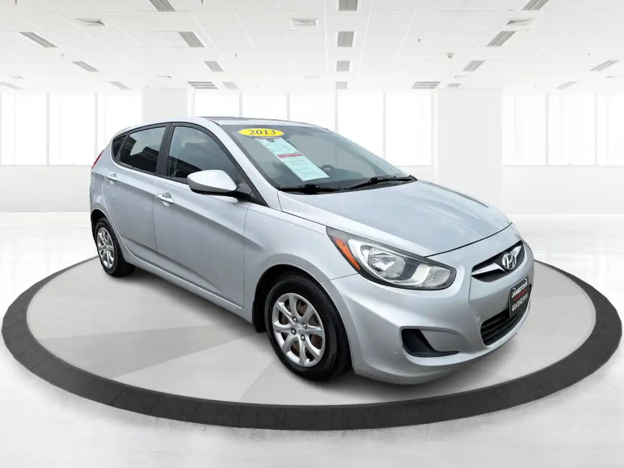 2013 Hyundai Accent GS 6AT 5-Door's photo