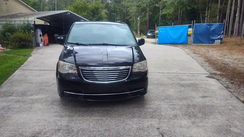 2014 Chrysler Town & Country Touring's photo