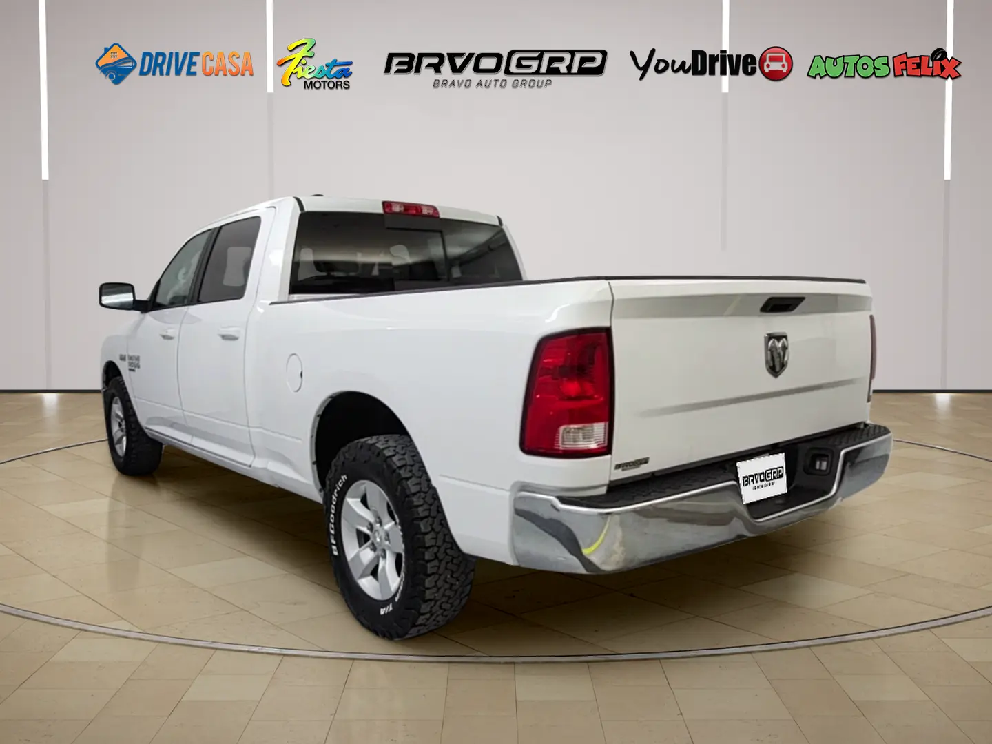 2020 RAM 1500 Classic SLT Crew Cab 6'4 photo 3