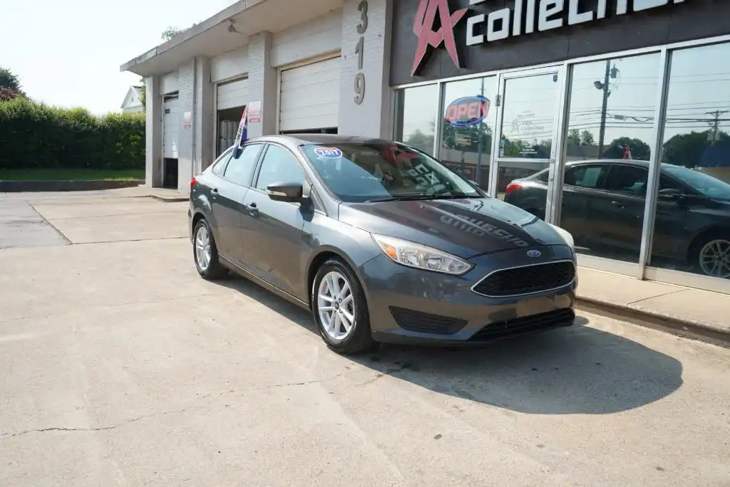 2017 Ford Focus Sedan SE's photo