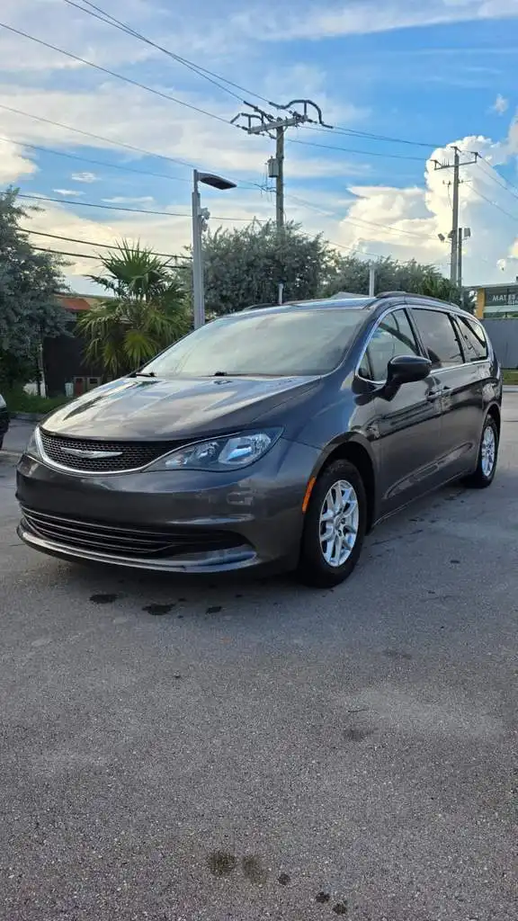2020 Chrysler Voyager LXi's photo