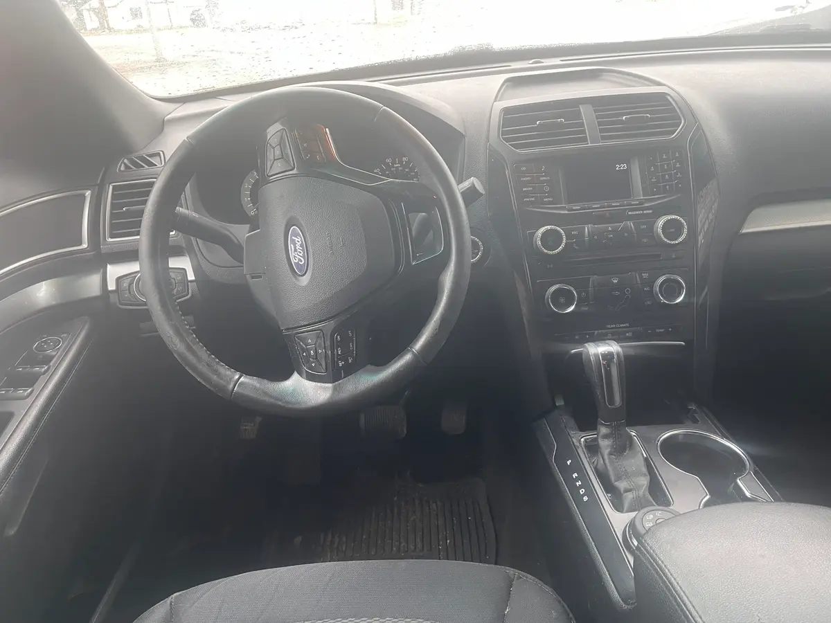 2016 Ford Explorer XLT 4WD photo 3