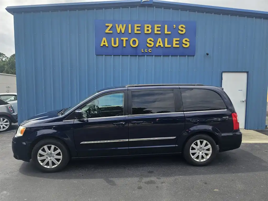 2013 Chrysler Town & Country Touring's photo